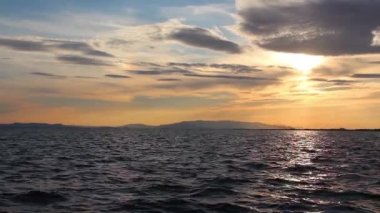 1920 x 1080 25 Fps. çok güzel mavi gökyüzü deniz manzarası ve deniz Sparkles ışınları Video.
