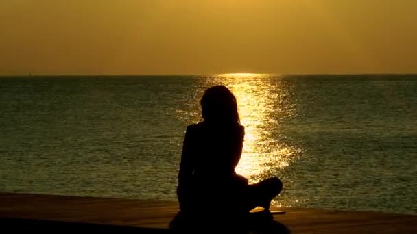 1920X1080 Fps Molto Bello Solitario Donna Seduta Spiaggia Pensiero Tramonto — Video Stock