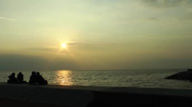 Seaside Beach videodan kış deniz manzarası içinde oturan 1920 x 1080 25 Fps. çok güzel insanlar.