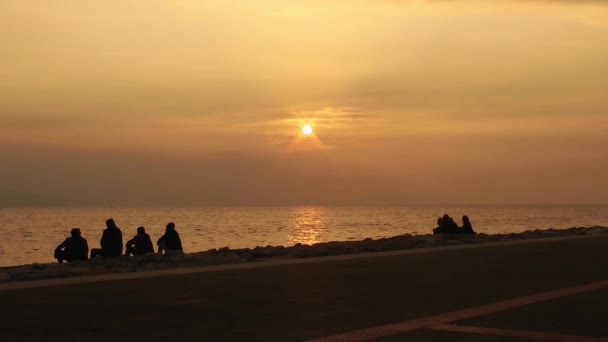 1920X1080 Fps Persone Molto Belle Sedute Nel Tramonto Del Mare — Video Stock