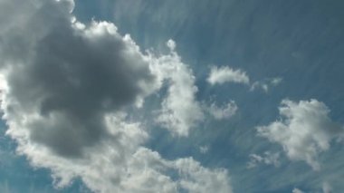 1920 x 1080 25 Fps. çok güzel uçan yağmur Cumulus bulutları ile Lens Flare Video aracılığıyla.