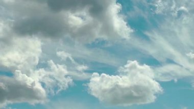 1920 x 1080 25 Fps. çok güzel ağır yağmur Cumulus bulutları mavi temiz gökyüzü video.