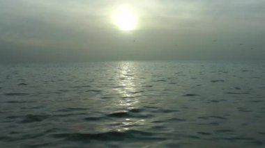 1920 x 1080 25 Fps. çok güzel gri kış deniz manzarası ve güneş ışınları Video.