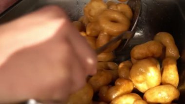 1920 x 1080 25 Fps. çok güzel hazırlanıyor geleneksel Türk hamur işleri Lokma ağır çekim Video.