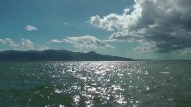 1920 x 1080 25 Fps. çok güzel bahar bulutlar ve mavi gökyüzü ile şehir dağlar Video.
