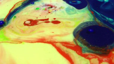 Ağır çekim makro soyut desen sanatsal kavram petrol yüzey sanat tasarım sıçramasına yüzey sıvı boya hareketli