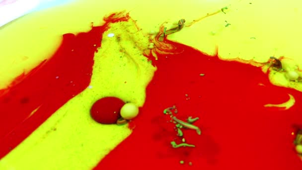 スローモーション マクロ抽象的なパターン芸術概念油面アート デザインをはねかける表面の液体塗料を移動 — ストック動画