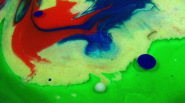 Ağır çekim makro soyut desen sanatsal kavram petrol yüzey sanat tasarım sıçramasına yüzey sıvı girdap boya hareketli