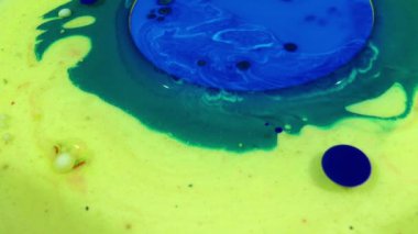 Ağır çekim makro soyut desen sanatsal kavram petrol yüzey sanat tasarım sıçramasına yüzey sıvı girdap boya hareketli