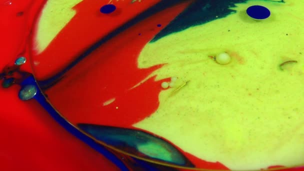 スローモーション マクロ抽象的なパターン芸術概念油面表面の液体旋回ペイント アート デザインを水しぶきを移動 — ストック動画