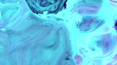 Bu stok video boya karışımı içinde köpüren sıvı boyalar renkli karışımı bulunmaktadır. Kalın karışımı yavaş yavaş şaşırtıcı bir tasarım oluşturmak hareket ediyor. Bazı görünür renkleri mavi ve beyaz içerir. 