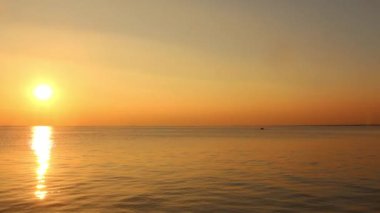 1920 x 1080 25 Fps. çok güzel kış günbatımı deniz dalga günbatımı ve güneş ışınları görüntüle Video.