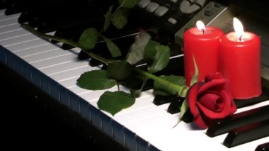 Bir Piyano Görüntüsünde Çok Güzel Gül ve Yanan Mum.
