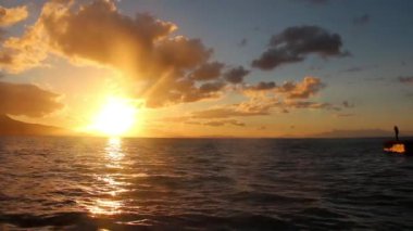 1920 x 1080 25 Fps. çok güzel kış günbatımı deniz dalga günbatımı ve güneş ışınları görüntüle Video.