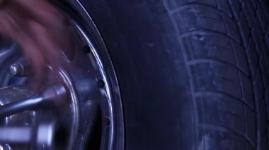 Araba tamir dükkanındaki Ustacı, araba parçaları görüntülerinin görünümünü düzeltir