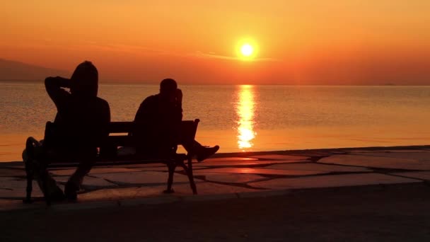 Pessoas Sentadas Praia Pôr Sol Olhando Para Paisagem Paisagem Marinha — Vídeo de Stock