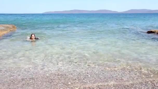 Menina Muito Agradável Perto Mar Filmagem — Vídeo de Stock