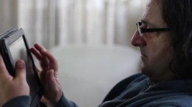Tablet Oynayan Çok İyi Adam Görüntüsü.