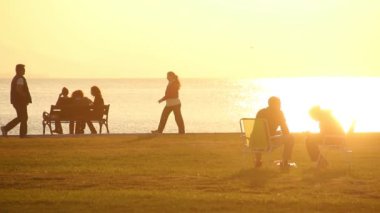 Deniz kıyısında insanlar