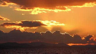 1920 x 1080 25 Fps. çok güzel kış günbatımı deniz dalga günbatımı ve güneş ışınları görüntüle Video.