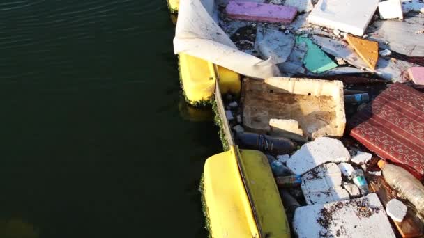 Σκουπίδια Και Σκουπίδια Επιπλέουν Στην Επιφάνεια Του Νερού Ρύπανση Του — Αρχείο Βίντεο