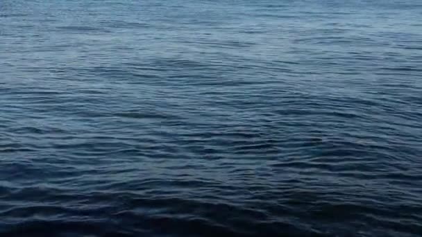 1920x108025 Fps. Très belle vague de mer abstraite dans les rayons du soleil Vidéo .