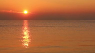 1920 x 1080 25 Fps. çok güzel kış günbatımı deniz dalga günbatımı ve güneş ışınları görüntüle Video.