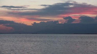 1920 x 1080 25 Fps. çok güzel kış günbatımı deniz dalga günbatımı ve güneş ışınları görüntüle Video.