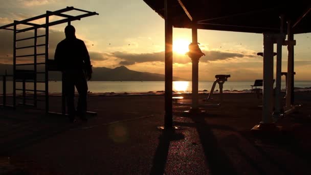 Het Strand Zitten Met Deze Work Out Voor Het Zand — Stockvideo