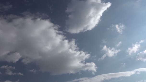 Gros Plan Des Cumulus Nuages Sur Fond Ciel Bleu Clair — Video