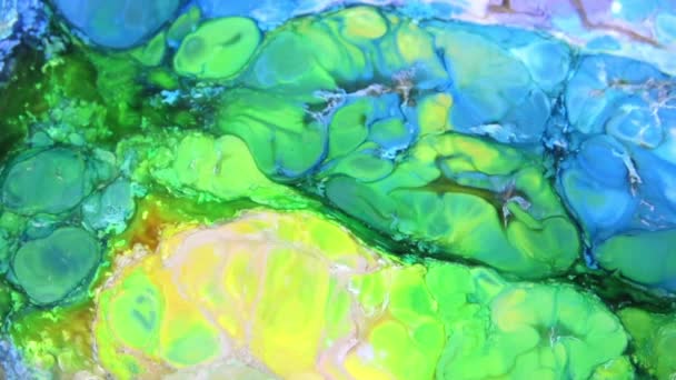 スローモーション マクロ抽象的なパターン芸術概念油面アート デザインをはねかける表面の液体塗料を移動 — ストック動画