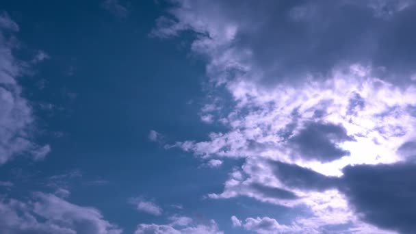 Крупный План Кучевых Облаков Фоне Ясного Голубого Неба — стоковое видео