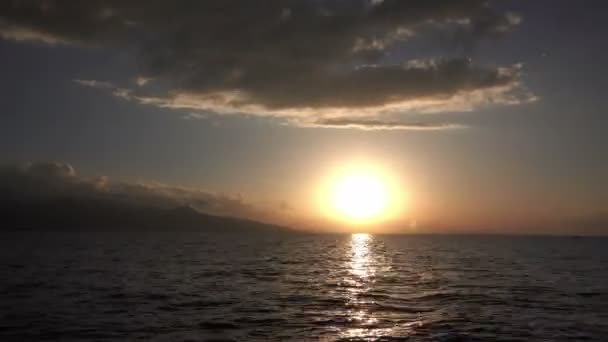Ней Видны Пушистые Облака Медленно Движущиеся Угасающему Солнцу Sun Golden — стоковое видео
