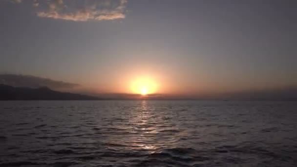 Ukazuje Načechrané Mraky Pomalu Pohybující Blednoucímu Slunci Zlatooranžové Paprsky Slunce — Stock video