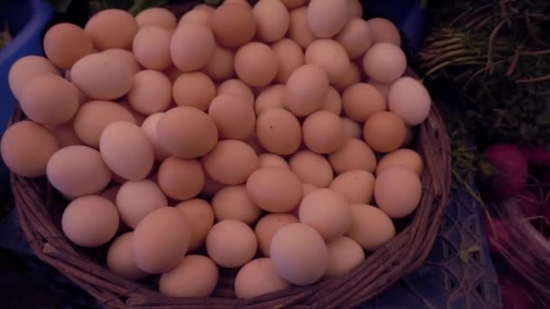 Mycket Trevligt Närbild Naturliga Ägg Marknaden Korg Film — Stockvideo