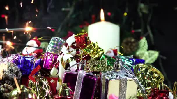Caixas Presente Natal Vela Bengala Espumantes Fogo — Vídeo de Stock