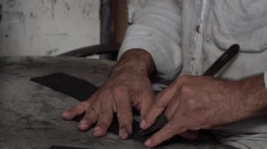 Çok güzel yakın plan ayakkabı derisi kesim görüntüleri..