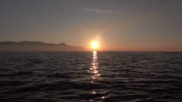 Gün Batımında Sessiz Bir Ada Yumuşak Bulutların Yavaşça Solan Güneşe — Stok video