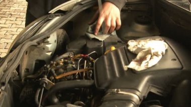 Araba parçaları, motor parçaları ve tamir ekipmanları atölyede.