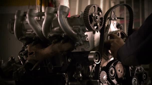 车间的汽车零部件 汽车发动机零部件和维修设备 — 图库视频影像