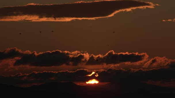 日落时安静的岛屿 它显示毛茸茸的云彩缓缓向夕阳西下移动 太阳的金黄色光芒反射在完全平静的海洋中 — 图库视频影像