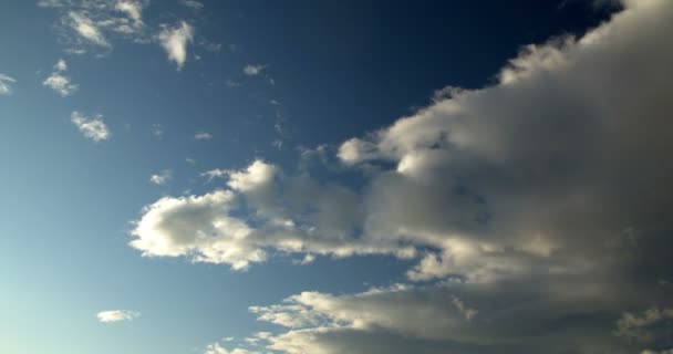 Cumulus Pioggia Nuvole Movimento Timelapse Drammatico Cielo Blu — Video Stock