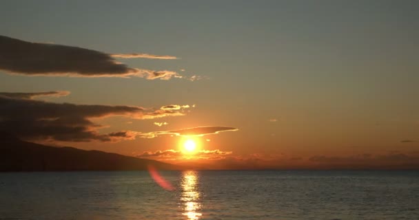 Isla Tranquila Atardecer Muestra Nubes Esponjosas Moviéndose Lentamente Hacia Sol — Vídeos de Stock