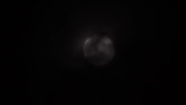 在无星满月的天空中 可怕的乌云在月亮前掠过 — 图库视频影像