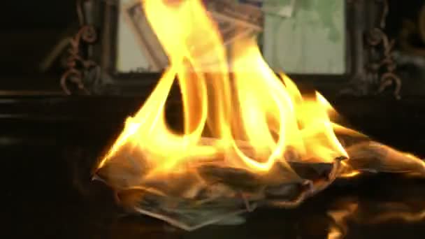 Bardzo Ładny Płonący Ogień Szklanych Papierowych Monet Stole Ścianie Wideo — Wideo stockowe