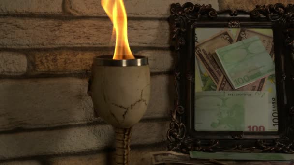 Sehr Schönes Brennendes Feuer Glas Und Papiermünzen Auf Dem Tisch — Stockvideo