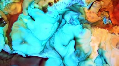 Sıvı Renkli Boya ağır çekimde patent alır. Sıvı renkli boya desenleri üst görünüm. Çok renkli sıvı boya yüzeyi.