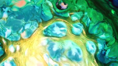 Sıvı Renkli Boya ağır çekimde patent alır. Sıvı renkli boya desenleri üst görünüm. Çok renkli sıvı boya yüzeyi.