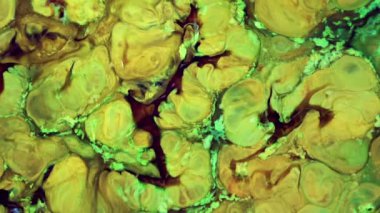 Sıvı Renkli Boya ağır çekimde patent alır. Sıvı renkli boya desenleri üst görünüm. Çok renkli sıvı boya yüzeyi.