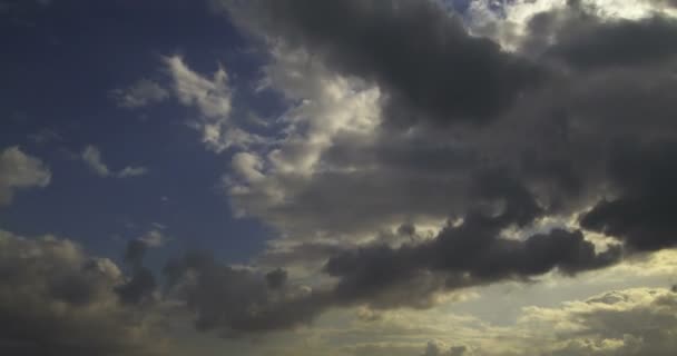 Cumulus Regenwolken Bewegung Zeitraffer Dramatischen Blauen Himmels — Stockvideo